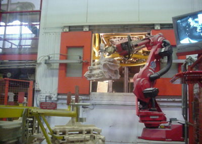 Automated robot removing castings from a vibration and casting station